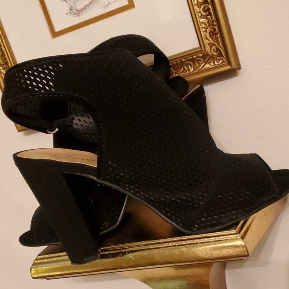 Forever Beso Black Faux Suede Heels - Picture 2 of 7